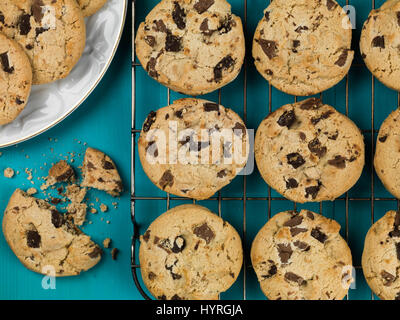 Belga di Dark Chocolate Chip Cookie biscotti contro uno sfondo blu Foto Stock