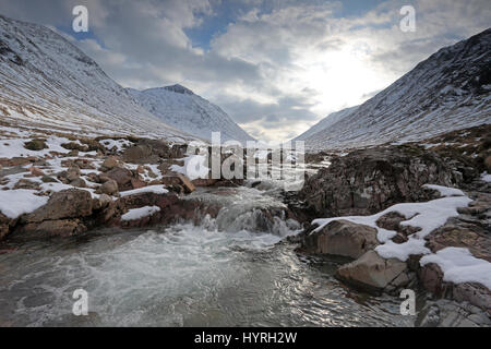 View up snow covered Lairig Gartain in Glencoe Scotland Foto Stock