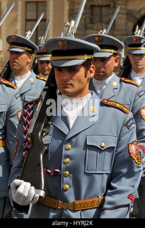 I soldati in la cerimonia del cambio della guardia al complesso del Castello di Praga Repubblica Ceca. Foto Stock