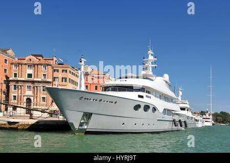 Il Millionaire's super yacht ormeggiati a Venezia in Italia. Foto Stock