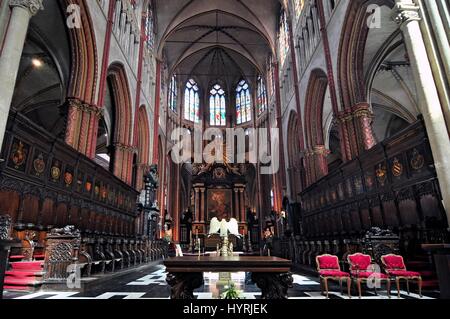 Altare nella Cattedrale Salvatorskathedraal parte storica della città in Burgge. Foto Stock