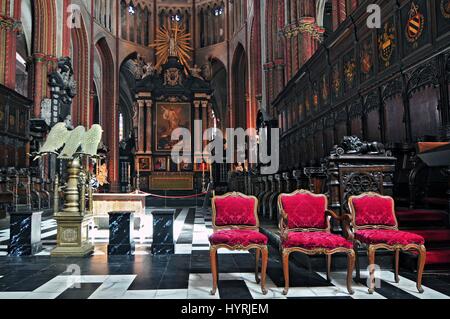 Altare nella Cattedrale Salvatorskathedraal parte storica della città in Burgge. Foto Stock