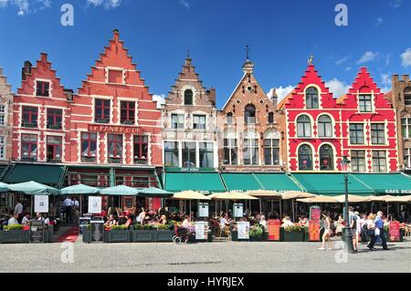 Stile medievale e i negozi e i ristoranti che circondano la piazza del mercato (Grote Markt) in Bruges Belgio. Foto Stock