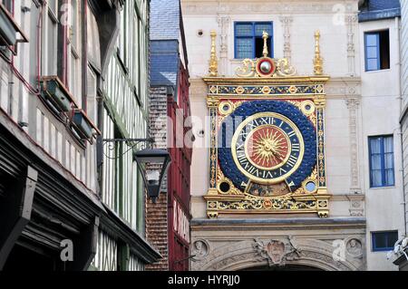 Half-Timbered Case e grande orologio a Rouen Normandia Francia Foto Stock