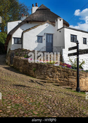 Con il tetto di paglia Manor Cottage a sacchetto di acqua banca in Knaresborough North Yorkshire, Inghilterra Foto Stock