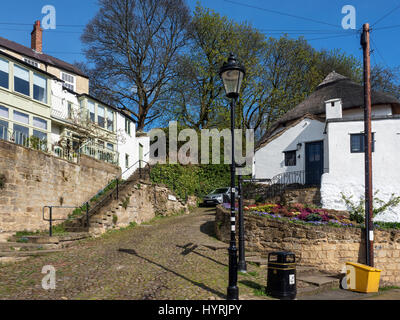 Strada di ciottoli Water Bag sacco da Waterside in Knaresborough North Yorkshire, Inghilterra Foto Stock