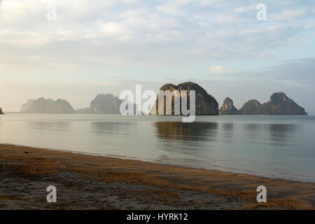 Scogliere calcaree a spiaggia di Hua Hin in provincia di Trang, Thailandia. Foto Stock