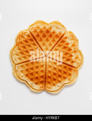 Belga a forma di cuore waffle su sfondo bianco Foto Stock