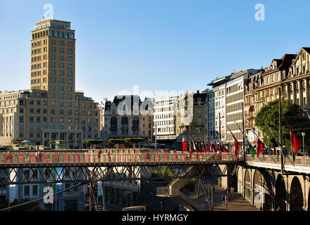 Lausanne, Svizzera - 26 agosto 2016: Le Flon district e grand pont ponte con Bel Air Tower a Losanna, Svizzera. Persone sullo sfondo Foto Stock