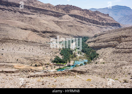 Vista dall'alto di Wadi Bani Khalid, Sultanato di Oman. Siamo in grado di vedere la piscina principale e le oasi nel canyon. Uno del luogo da visitare assolutamente Foto Stock