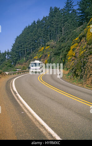 Un veicolo per attività ricreative attraversa la Oregon Cascade Mountains vicino Santiam Pass Foto Stock