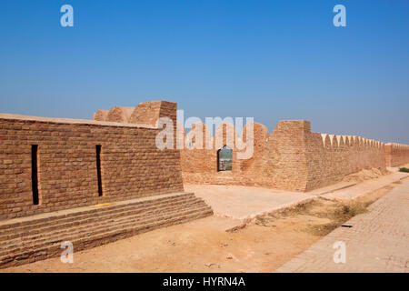 I lavori di restauro a fort bhatner hanumangarh rajasthan india sotto un cielo blu chiaro Foto Stock