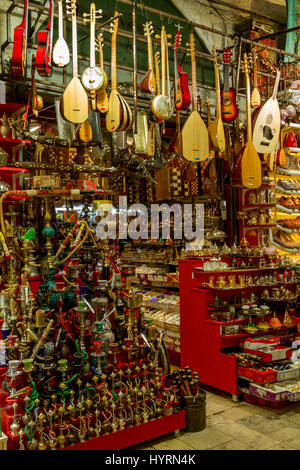 Strumenti musicali e altri souvenir shop al Grand Bazaar Istanbul, vista verticale Foto Stock