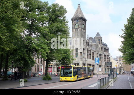 Janskerkhof square, il centro di Utrecht, Paesi Bassi. Urbano per la città in autobus che passa prima della ex Banca di credito e assicurazioni Piëtas (1904) a Nobelstraat Foto Stock