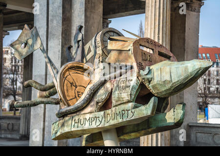 Scultura "Humpty Dumpty" di fronte alla alte Gallery sull'Isola dei Musei, Berlino, Germania Foto Stock