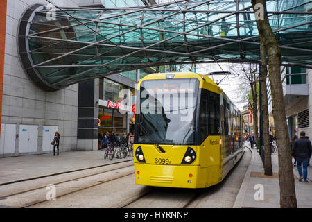 Tram Metrolink in Corporation Street, Manchester centro città passando per il centro commerciale Arndale. Foto Stock