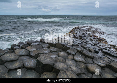 Le formazioni rocciose a Giant's Causeway, County Antrim, Irlanda del Nord Foto Stock