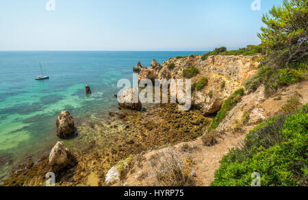 Scenic scogliere dorate vicino a Alvor, Portimao Algarve Foto Stock