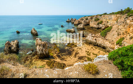 Scenic scogliere dorate vicino a Alvor, Portimao Algarve Foto Stock