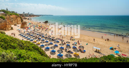 Scenic scogliere dorate vicino a Alvor, Portimao Algarve Foto Stock