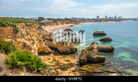 Scenic scogliere dorate vicino a Alvor, Portimao Algarve Foto Stock