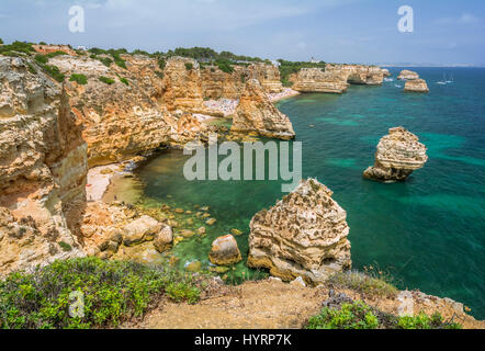 Scenic scogliere vicino a Praia da Marinha, Carvoeiro, Algarve Foto Stock