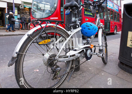 Bicicletta elettrica parcheggiato a Camden Lock, London, England, Regno Unito Foto Stock