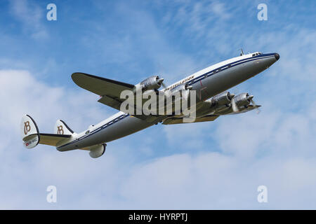 Lockheed C-121C Super Constellation, del Breitling Jet Team, battenti il 12 luglio 2014 a Duxford, Cambridgeshire, Regno Unito Foto Stock