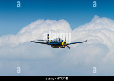 Grumman TMB-3R Avenger battenti il 13 luglio 2013 a Duxford, Cambridgeshire, Regno Unito Foto Stock