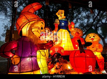 KAOHSIUNG, Taiwan - 6 Marzo 2015: lanterne colorate per celebrare l Anno cinese della capra sono sul display lungo le rive del fiume dell'amore assortiti Foto Stock