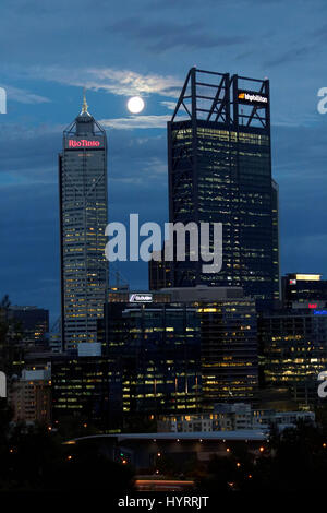 La luna piena sorge sopra gli edifici occupati dalle imprese minerarie Blliton BHP e Rio Tinto a Perth in Australia. Foto Stock