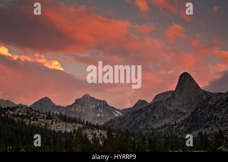 CA03185-00...CALIFORNIA - Tramonto sulla pinna con la cupola e il dipinto di Lady in Kings Canyon National Park. Foto Stock