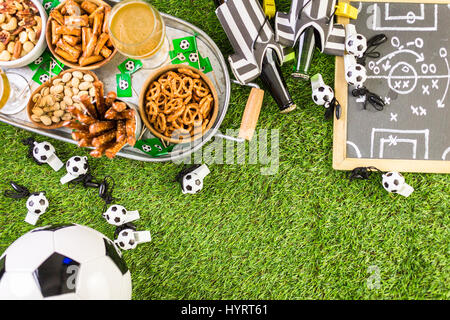 Snack salati e bevande sul vassoio di metallo per il calcio partito. Foto Stock