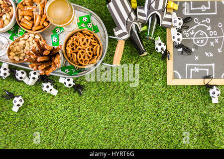 Snack salati e bevande sul vassoio di metallo per il calcio partito. Foto Stock