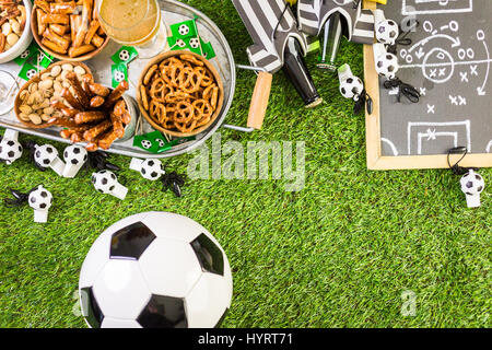 Snack salati e bevande sul vassoio di metallo per il calcio partito. Foto Stock