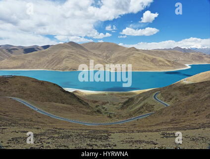 Lago Yamdrok in Tibet è un lago di acqua dolce e di uno dei tre maggiori sacra o lago santo in Tibet, famosa per la sua bellissima acqua color turchese. Foto Stock