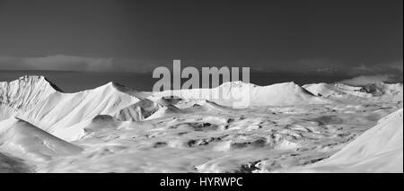 In bianco e nero vista panoramica sul altopiano innevato in inverno. Montagne del Caucaso, Georgia, regione Gudauri. Foto Stock