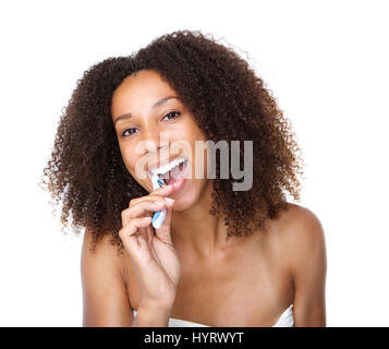 Close up ritratto di una giovane donna nera denti di spazzolatura Foto Stock