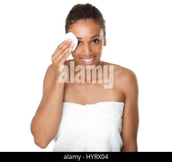 Ritratto di un felice americano africano donna faccia pulizia con make up spugna di rimozione Foto Stock