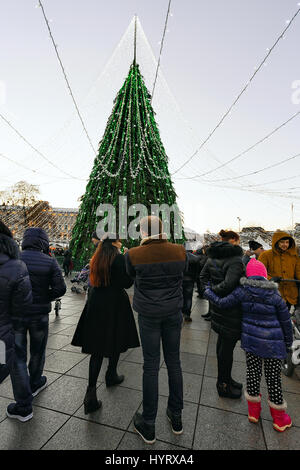 Vilnius, Lituania - 4 Dicembre 2016: le persone si divertono nel mercato di Natale vicino alla Piazza della Cattedrale nella città vecchia di Vilnius, Lituania. Foto Stock