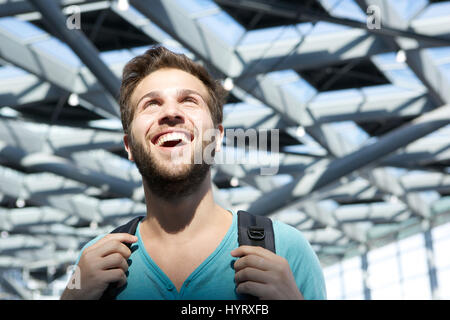 Close up ritratto di un uomo sorridente camminando in aeroporto Foto Stock