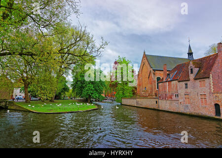 Rozenhoedkaai canale nel centro storico medievale, Brugge, Belgio. Persone sullo sfondo Foto Stock