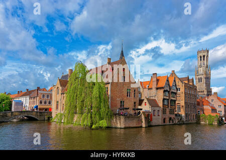 Bruges, Belgio - 10 Maggio 2012: Rozenhoedkaai canal nel centro medievale della città vecchia di Bruges, Belgio. Persone sullo sfondo Foto Stock