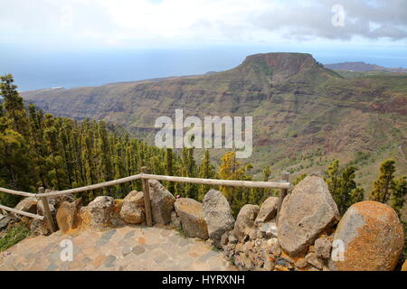 LA GOMERA SPAGNA: Vista di Fortaleza di montagna e di Barranco de Ergue dal Mirador de Igualero Foto Stock