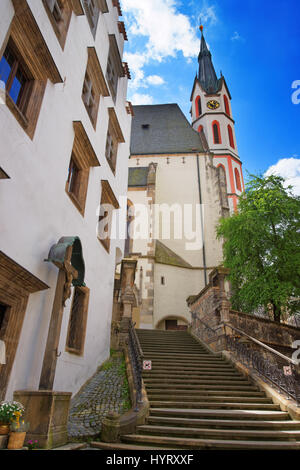 Street con scale nel Centro della Città Vecchia con San Vito Chiesa, Cesky Krumlov in Repubblica Ceca Foto Stock