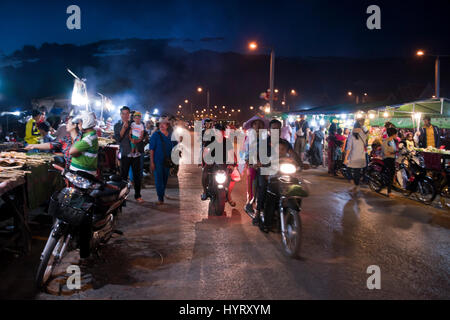 Streetview orizzontale di una strada trafficata mercato alimentare a notte in Cambogia. Foto Stock