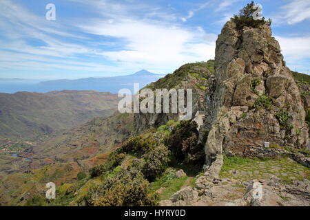 LA GOMERA SPAGNA: vista del paesaggio di montagna dal Mirador Degollada de Peraza verso il vulcano Teide (nell'isola di Tenerife) Foto Stock