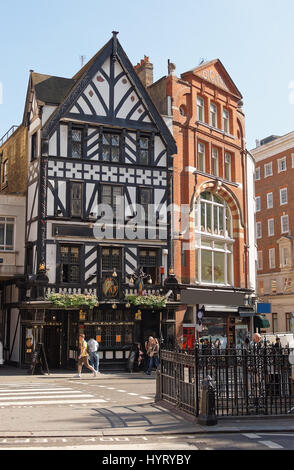 Londra, Inghilterra - 2 Maggio 2011: George Pub in Great Portland Street, West London in Inghilterra. Le persone intorno a Foto Stock
