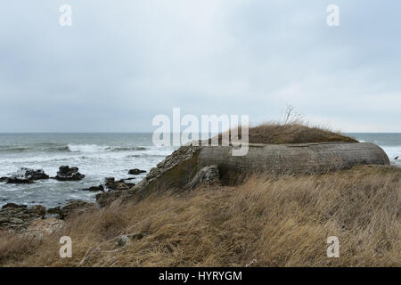 Costruito durante la guerra fredda e i tempi della dittatura socialista in Bulgaria una difesa costiera bunker sulla spiaggia di Cape Shabla, Mar Nero Foto Stock