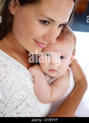 Close up ritratto di una Madre amorosa azienda simpatico baby Foto Stock